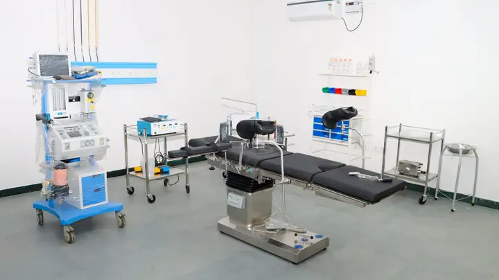 An operation theatre with an operating table and an anaesthesia machine